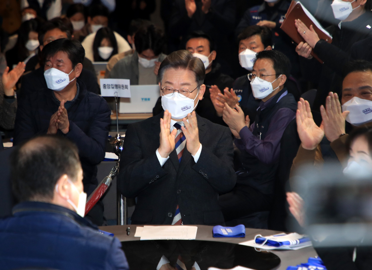 더불어민주당 이재명 대선후보가 10일 오전 서울 영등포구 여의도 한국노총에서 열린 노동 정책 협약식에서 박수치고 있다. [연합]