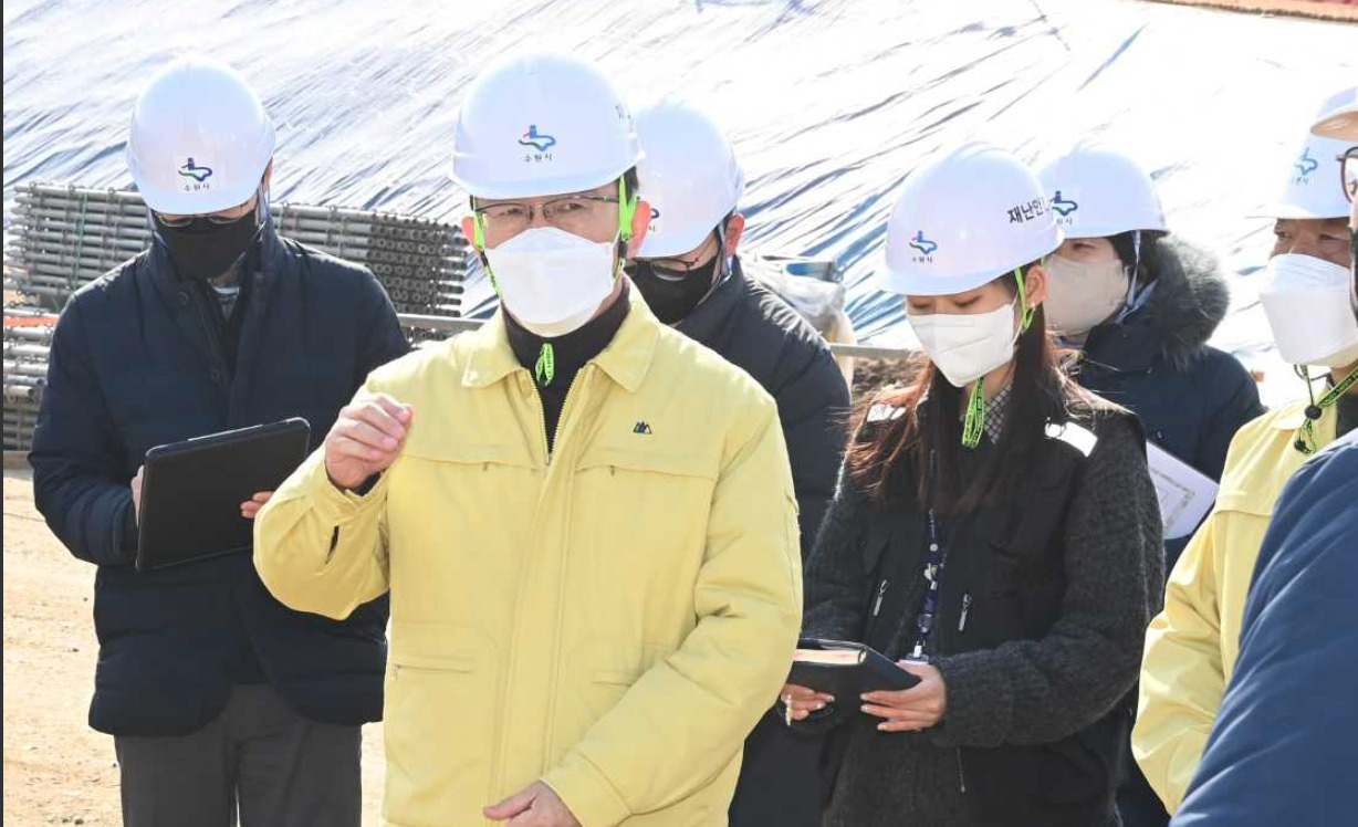 조청식 제1부시장이 10일 오후 황구지천 공공하수처리시설 건설 현장을 점검하고 있다.[수원시 제공]