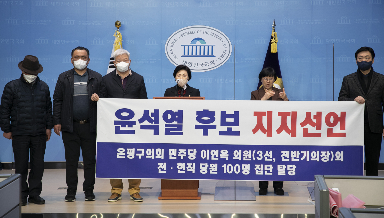 [사진=서울 은평구의회 이연옥 의원이 10일 오후 국회 소통관에서 국민의힘 윤석열 대선 후보 지지선언 및 더불어민주당 전·현직 당원 100명 탈당 기자회견을 하고 있다.][연합]