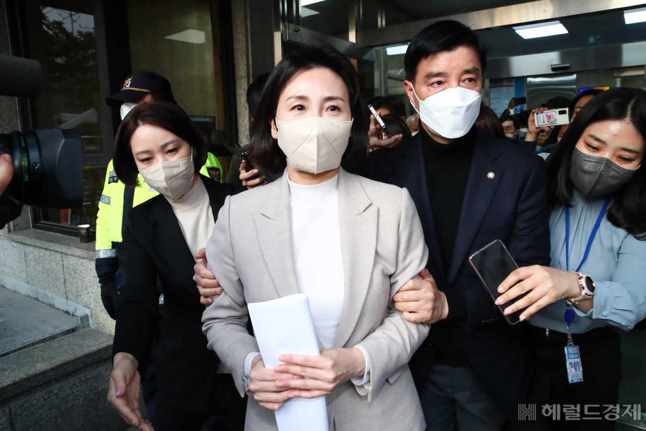 [헤럴드경제=이상섭 기자] 더불어민주당 이재명 대선 후보의 부인인 김혜경씨가 과잉 의전 의혹 등 논랑에 대해 9일 오후 서울 여의도 중앙당사 기자회견장에서 대국민 사과문 발표를 마친 뒤 당사를 나서고 있다.