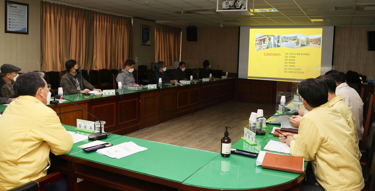 전남 구례군이 신종 코로나바이러스 감염증(코로나19) 확산으로 올해도 구례산수유꽃축제를 취소한다고 10일 밝혔다. 구례군은 전날 축제추진위원회 회의를 열고 다음 달 12일부터 개최 예정이던 구례산수유꽃축제를 취소했다. 사진은 구례군 축제추진위원회 회의. [전남 구례군 제공. 재판매 및 DB 금지] 연합뉴스