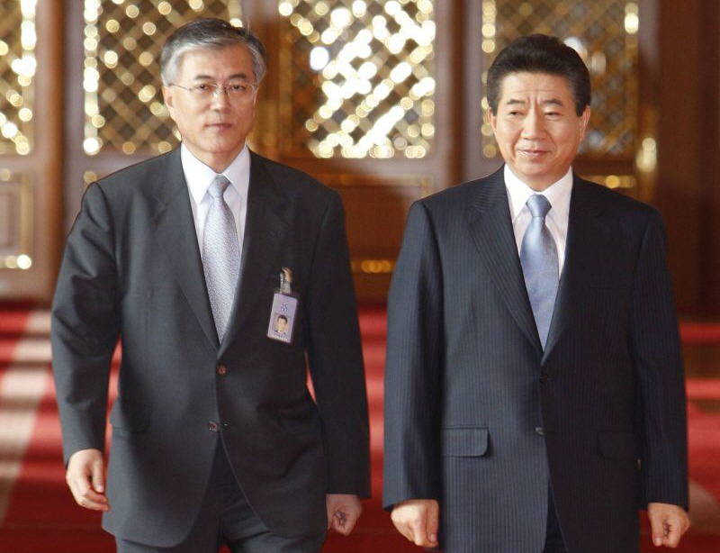 청와대 관계자는 10일 윤석열 국민의힘 대선후보가 전날 ‘문재인 정부의 김대중·노무현 정부 계승자 주장은 사기’라고 비판한 데 대해 “답변할 가치가 있는 발언인지 모르겠다”고 일축했다. 2007년 10월 11일 노 대통령이 주요 정당대표들에게 2007 남북정상회담 결과를 설명하기 위해 문재인 비서실장과 함께 이동하고 있다. [노무현재단 홈페이지]