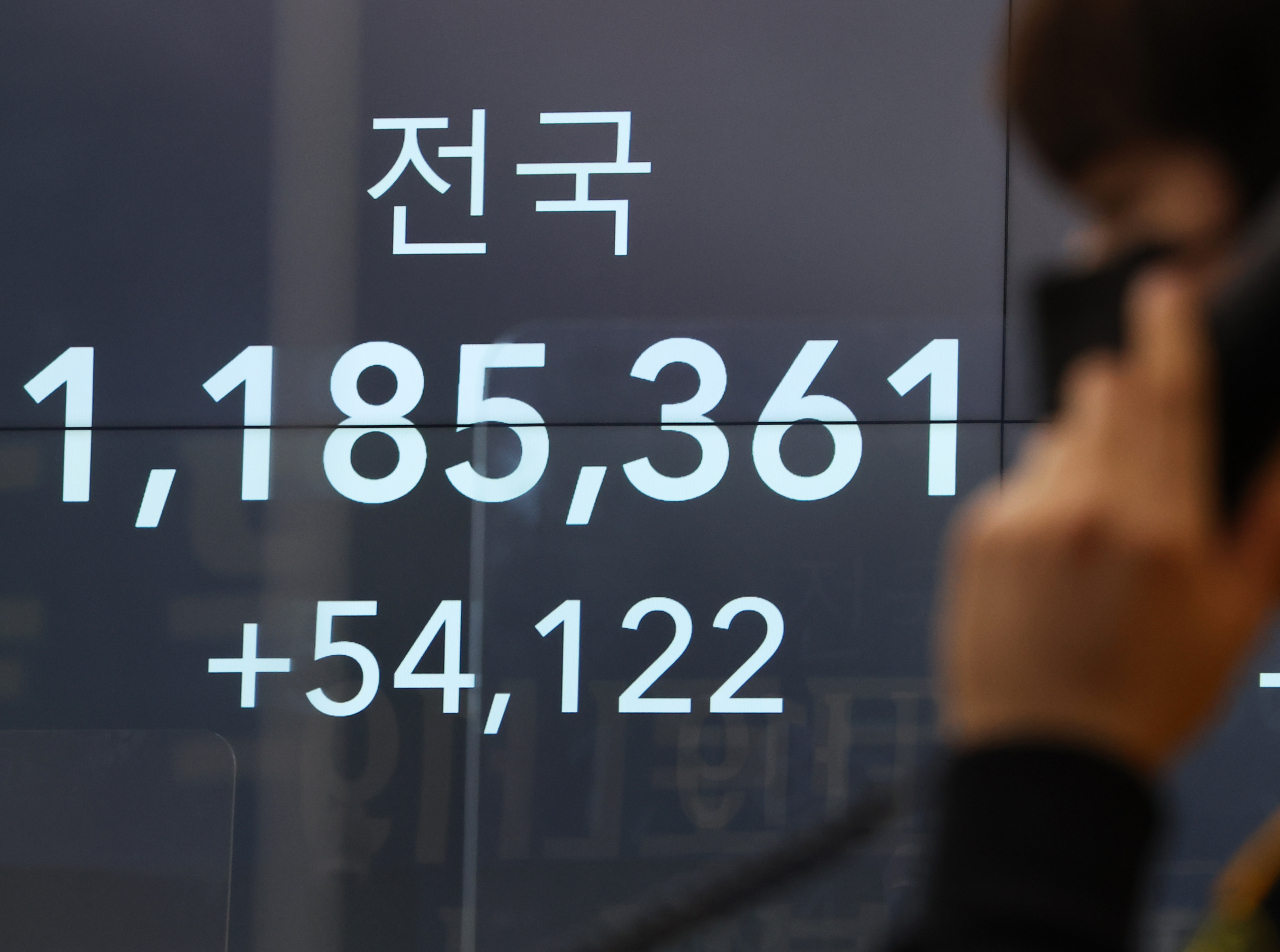 [사진=중앙방역대책본부는 10일 0시 기준으로 코로나19 확진자가 5만4122명 늘어 누적 118만5361명이라고 밝혔다. 연합뉴스]