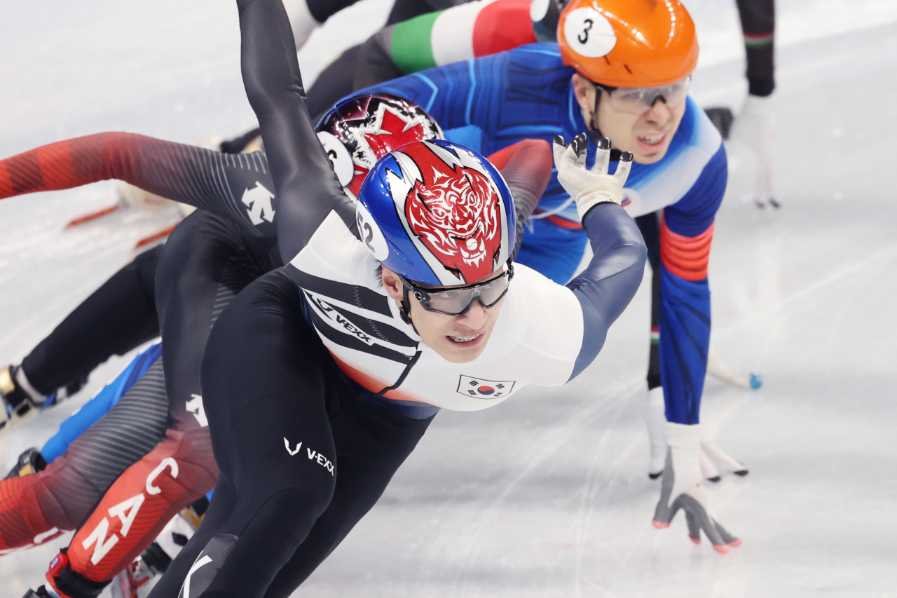 황대헌이 쇼트트랙 남자 1500m 결승에서 역주하고 있다. [연합]