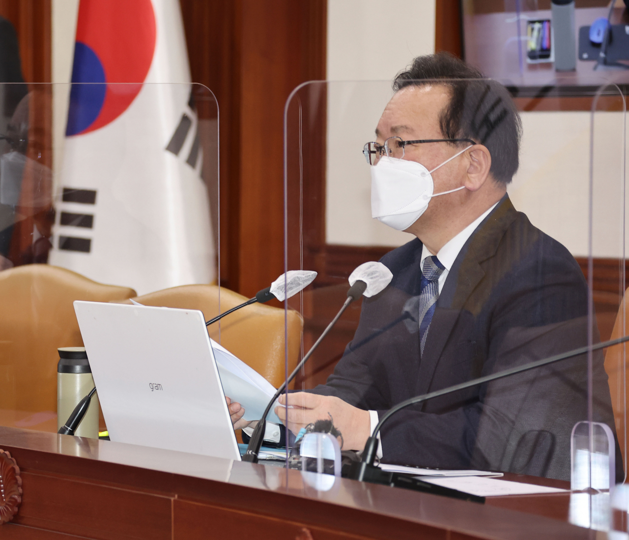 [사진=김부겸 국무총리가 10일 정부서울청사에서 열린 국정현안점검조정회의를 주재하고 있다.][연합]
