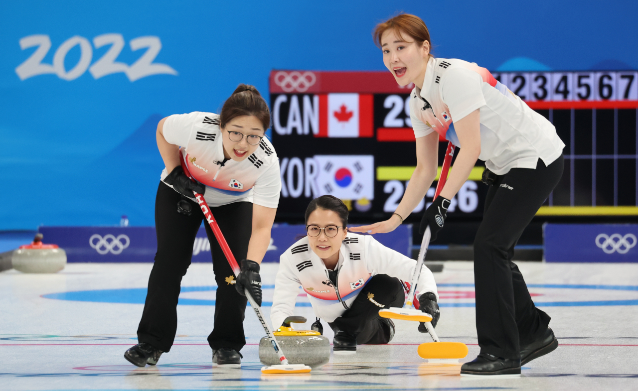 10일 오후 중국 베이징 국립 아쿠아틱 센터에서 열린 컬링 여자 단체전 한국과 캐나다의 경기에서 김은정이 스톤을 딜리버리하고 있다. 연합뉴스