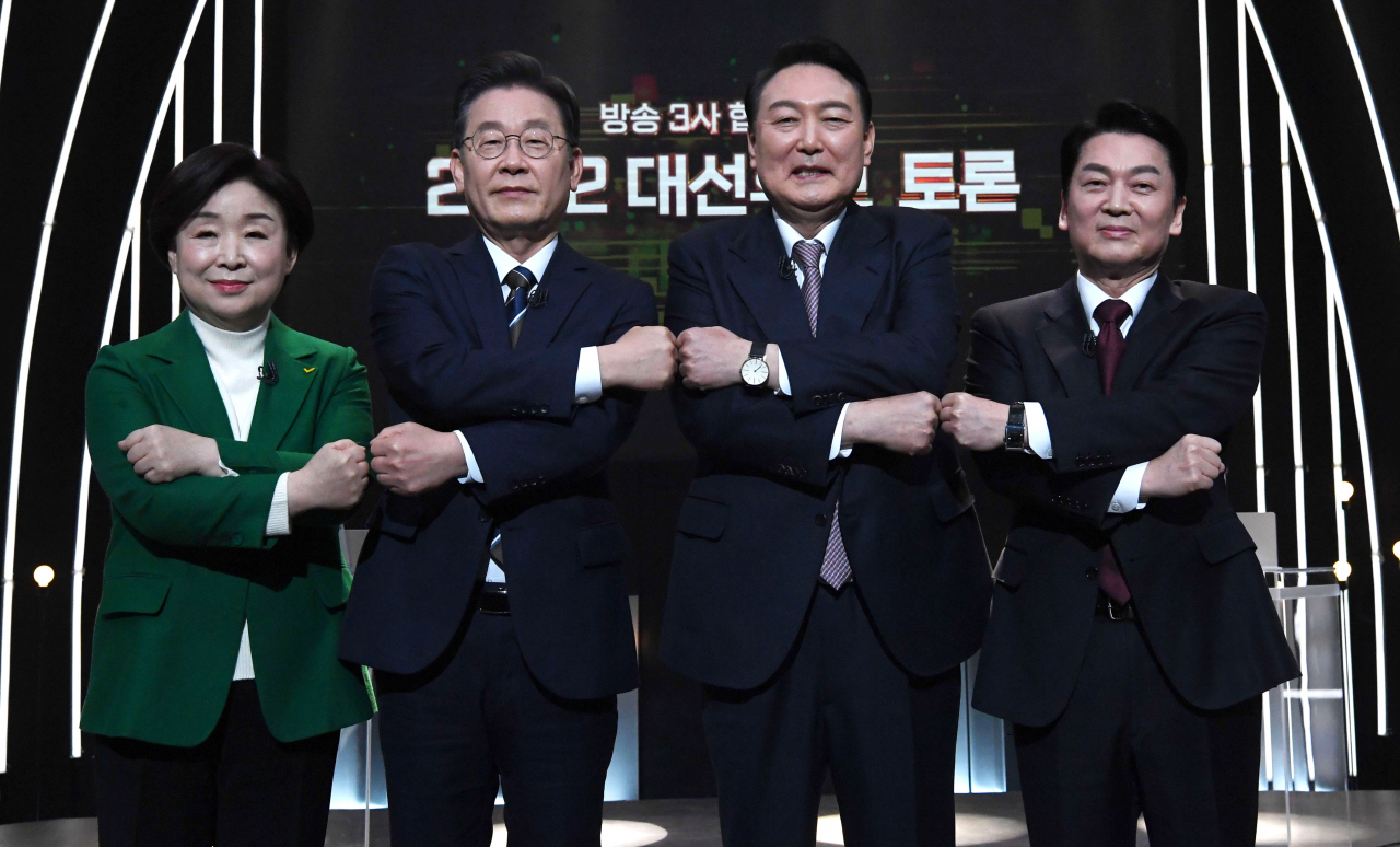 지난 3일 지상파 방송 3사가 공동주최한 대선후보토론회가 열린 서울 KBS 스튜디오에서 정의당 심상정(왼쪽부터)· 더불어민주당 이재명·국민의힘 윤석열·국민의당 안철수 대선후보가 토론회 전 기념촬영을 하고 있다. [국회사진기자단]