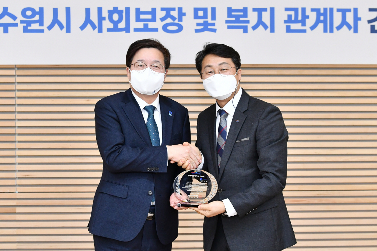 염태영 수원시장(왼쪽).