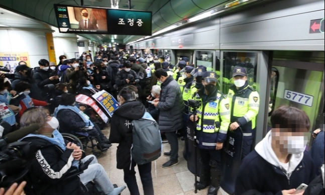 지난해 12월 20일 오전 전국장애인차별철폐연대가 출근길 지하철 5호선 광화문역에서 장애인 권리 예산을 요구하는 시위를 벌이고 있다. [헤럴드경제DB]