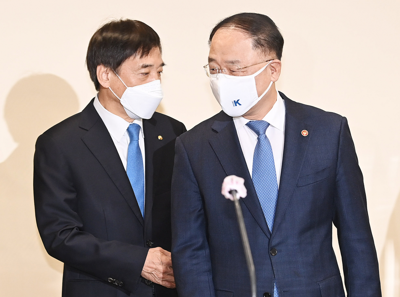 11일 오전 중구 은행회관에서 열린 거시경제금융회의에서 홍남기 경제부총리 겸 기획재정부 장관(오른쪽)과 이주열 한국은행 총재가 기념촬영을 마치고 자리로 향하고 있다. 홍 부총리는 이날 "올해 상반기에는 그 무엇보다 '회복력 견지, 국내 물가 안정, 경제 리스크 관리' 3가지가 가장 중요한 과제"라고 강조했다. [연합]