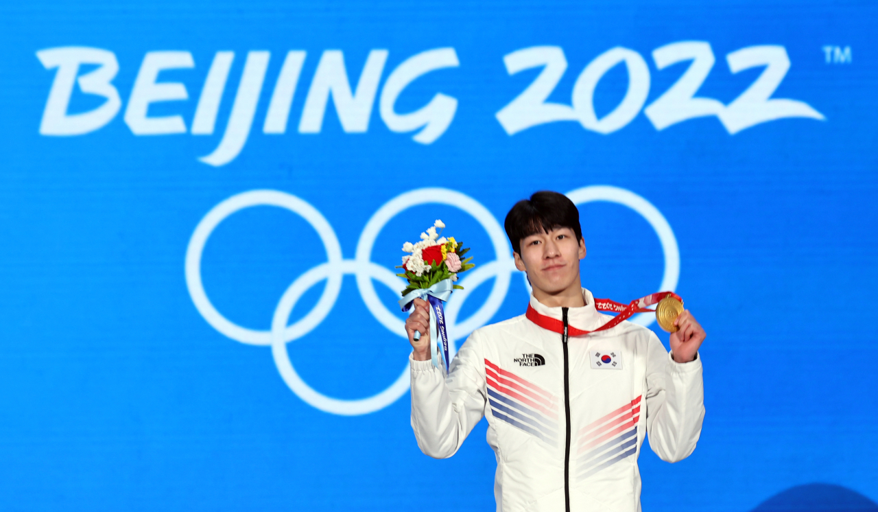 2022 베이징 동계올림픽 쇼트트랙 남자 1500m에서 금메달을 획득한 한국 황대헌이 10일 오후 중국 베이징 메달 플라자에서 열린 시상식에서 금메달을 들어보이고 있다. [연합]