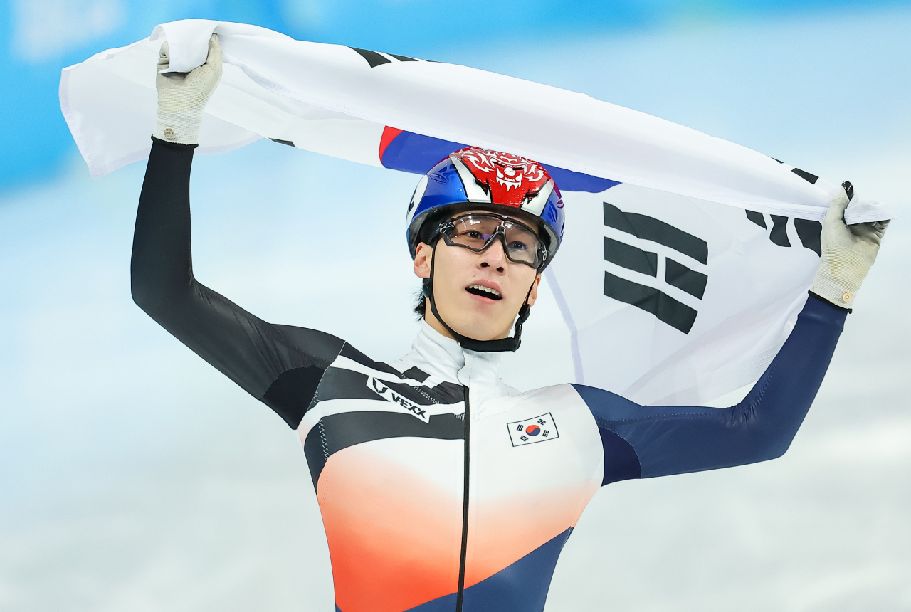 황대헌이 9일 남자 1500m 결승에서 금메달을 획득한 후 태극기를 들고 링크를 돌고 있다. 연합뉴스