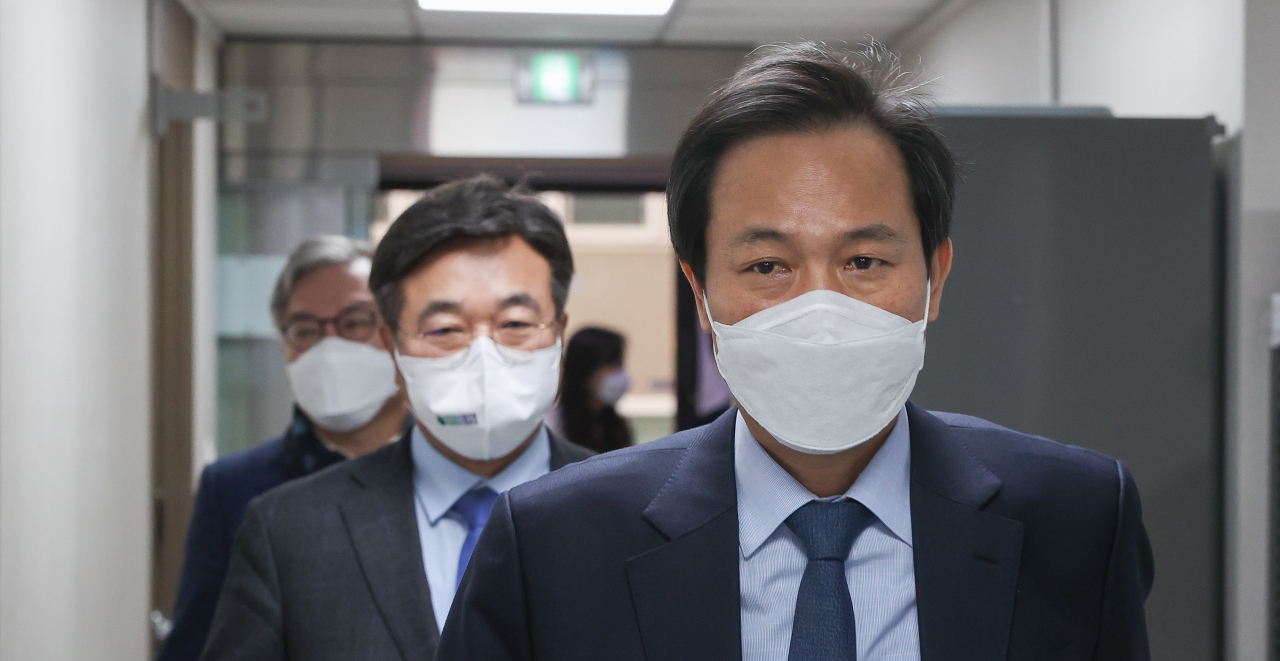 더불어민주당 우상호 총괄선대본부장(오른쪽부터), 윤호중 공동선대위원장, 최강욱 공동선대위원장이 지난 7일 서울 여의도 중앙당사에서 열린 선거대책위원회 본부장단회의에 참석하고 있다. [연합]