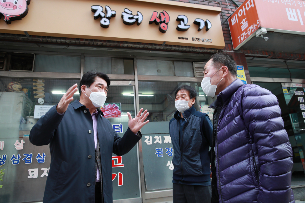 박준희 관악구청장이 지난해 행운동 골목상권 방문, 상인들과 이야기를 나누고 있다. [관악구]