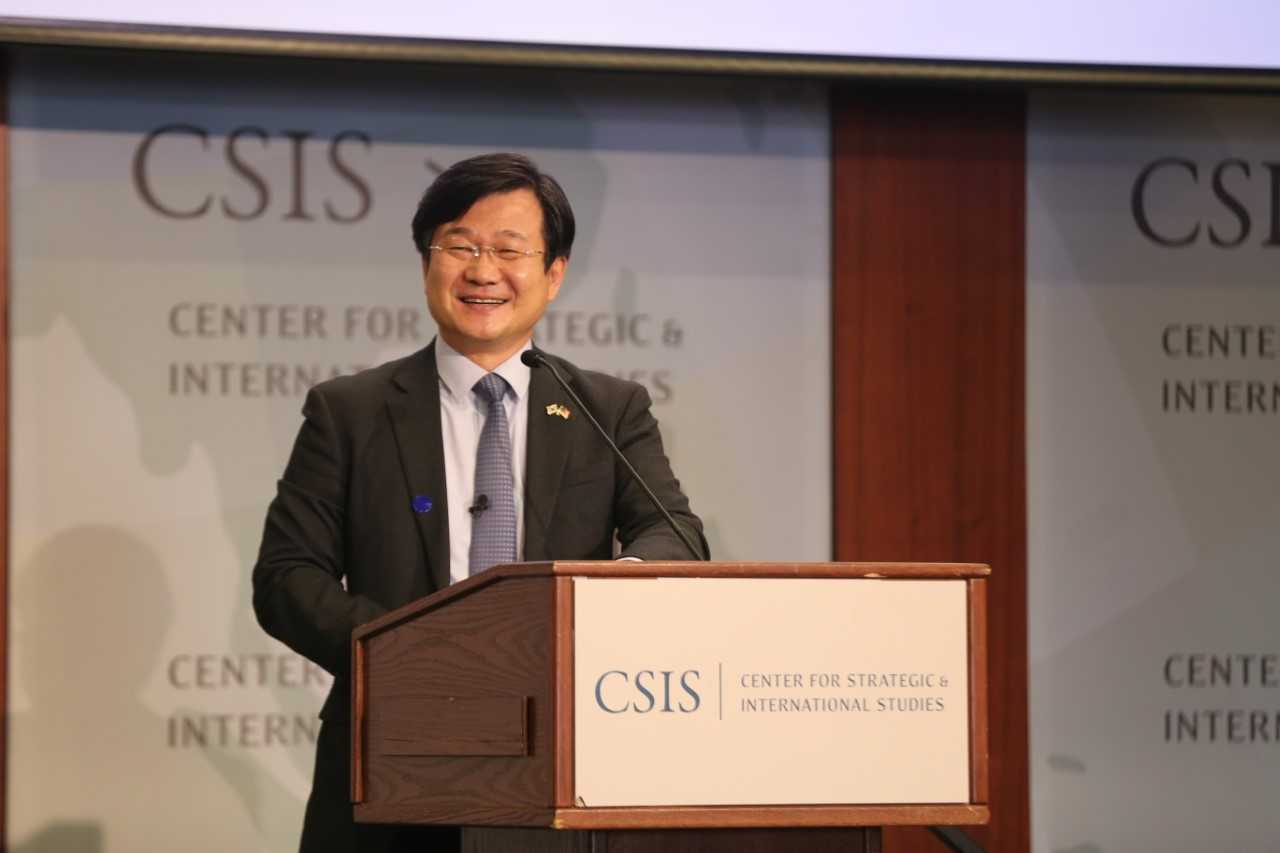 방위사업청과 미국 국제전략문제연구소(CSIS)는 9~10일(현지시간) 워싱턴 DC에서 ‘바이든 정부에서의 한미 방산협력’을 주제로 콘퍼런스를 진행했다. 미국을 방문한 강은호 방사청장이 콘퍼런스에서 기조연설을 하고 있다. [방위사업청 제공]