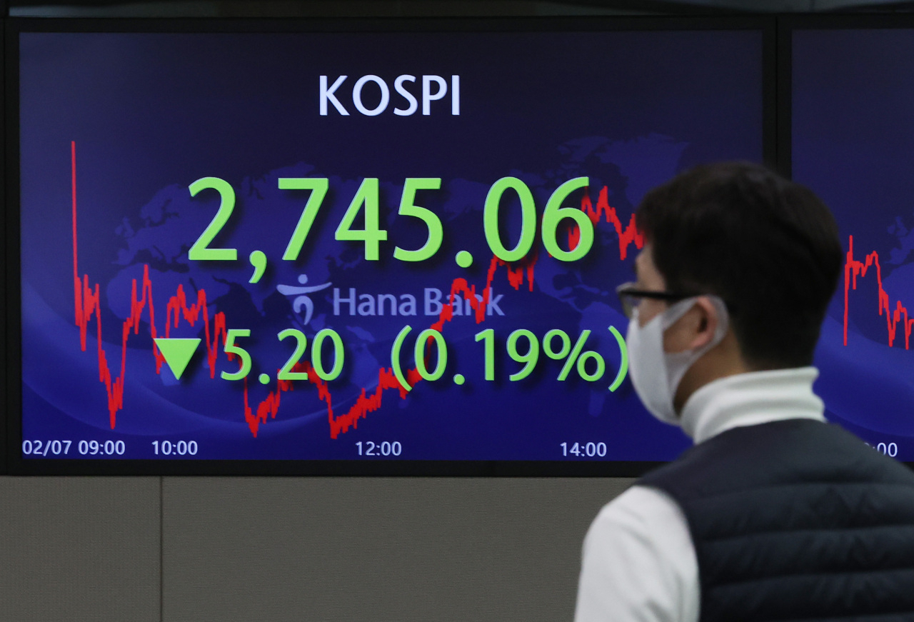 An electronic board showing the Korea Composite Stock Price Index (Kospi) at a dealing room of the Hana Bank headquarters in Seoul on Friday. (Yonhap)