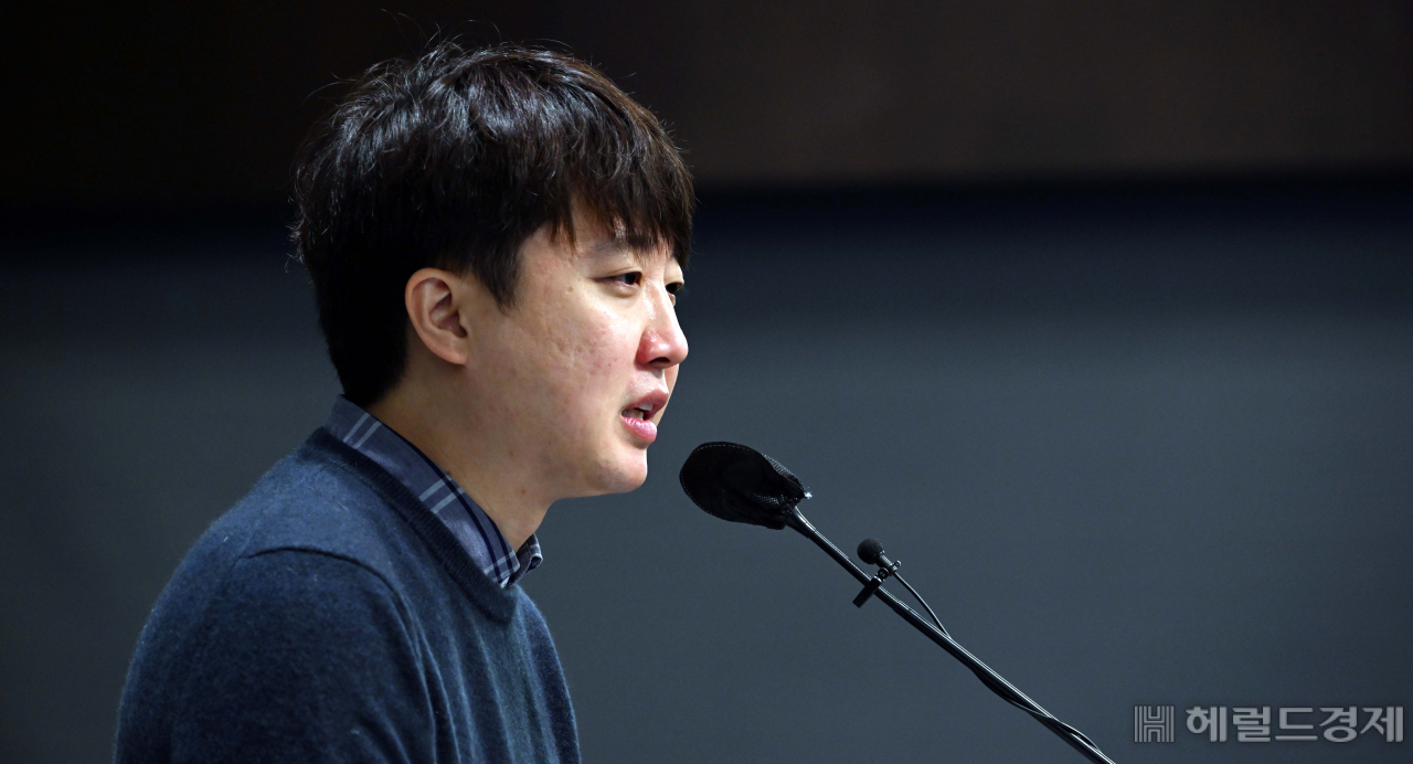 11일 오전 서울 소공로 더 플라자 호텔 다이아몬드홀에서 열린 미래리더스포럼 2월 초청강연에서 ‘2022년 대선, 이준석 국민의힘 대표에게 듣는다’의 주제로 이준석 국민의힘 대표가 강연을 하고 있다. [이상섭 기자]