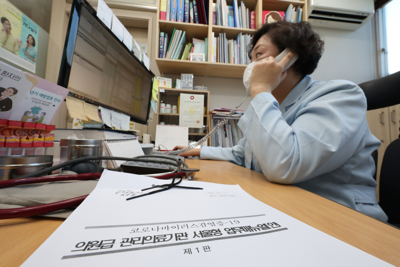 지난달 21일 오전 서울 구로구의 한 의원에서 의사가 비대면 진료를 하고 있다. [연합]