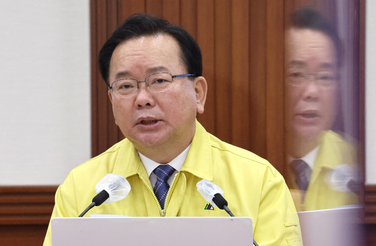 김부겸 국무총리가 11일 정부서울청사에서 열린 코로나19 대응 중앙재난안전대책본부 회의에서 발언하고 있다. [연합]