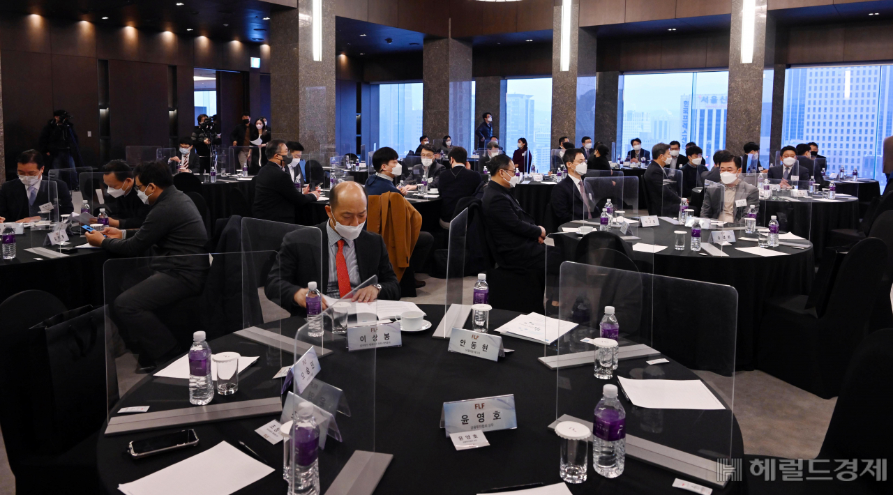11일 오전 서울 소공로 더 플라자 호텔 다이아몬드홀에서 열린 미래리더스포럼 2월 초청강연에서 ‘2022년 대선, 이준석 국민의힘 대표에게 듣는다’의 주제로 이준석 국민의힘 대표가 강연을 하고 있다. [이상섭 기자]