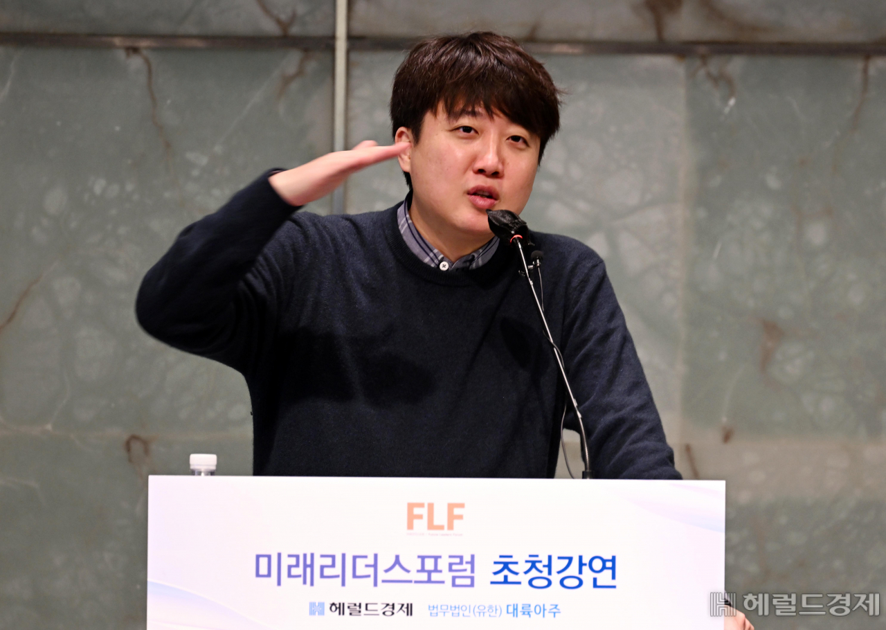 11일 오전 서울 소공로 더 플라자 호텔 다이아몬드홀에서 열린 미래리더스포럼 2월 초청강연에서 ‘2022년 대선, 이준석 국민의힘 대표에게 듣는다’의 주제로 이준석 국민의힘 대표가 강연을 하고 있다. [이상섭 기자]