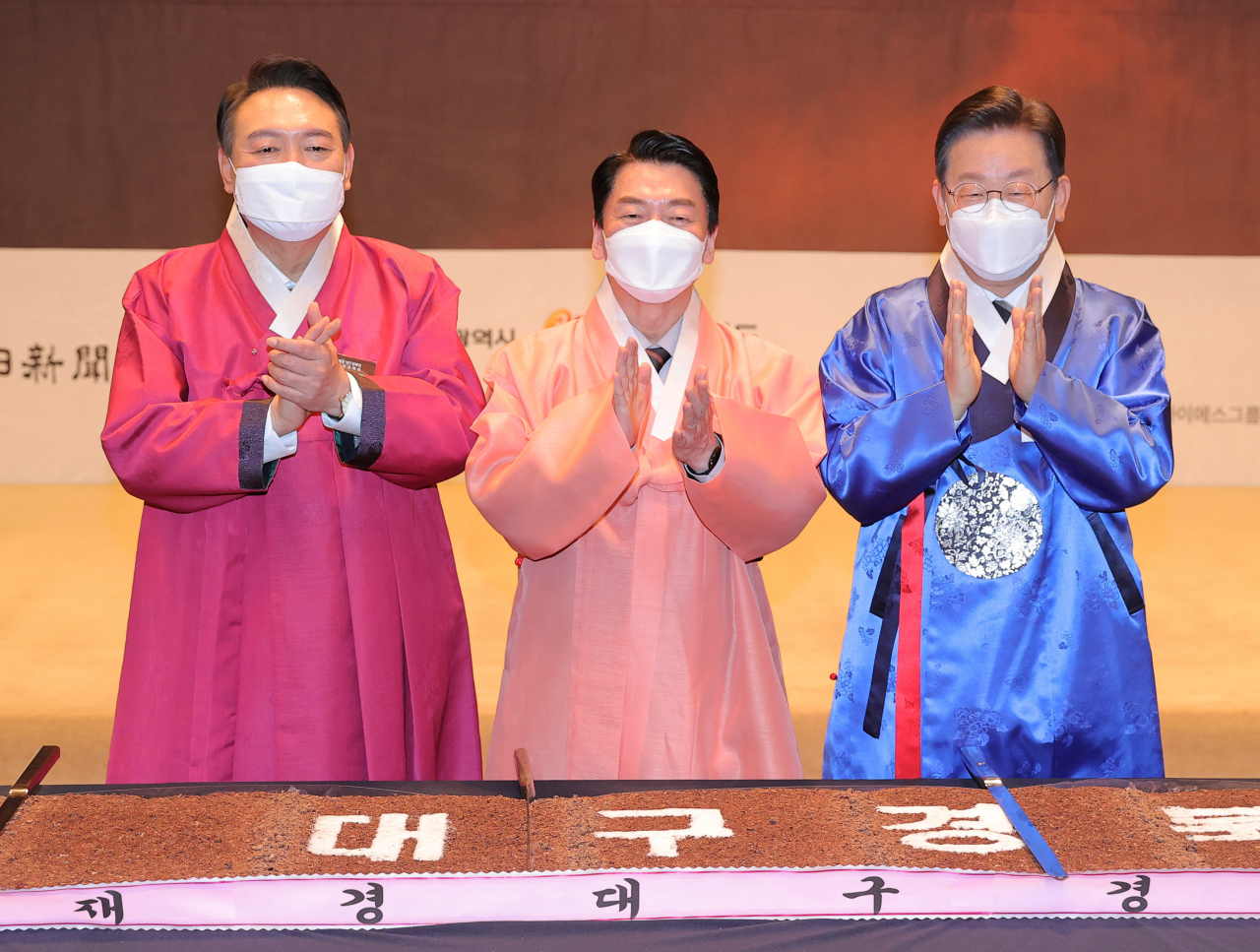 이재명 더불어민주당(오른쪽부터)·안철수 국민의당·윤석열 국민의힘 대선후보가 지난달 17일 서울 중구 프레스센터에서 열린 재경 대구경북인 신년교례회에 참석해 기념촬영을 하고 있다. [국회사진기자단]