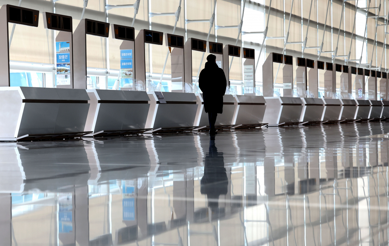 지난 9일 인천국제공항 출국장 내 여행사 부스가 썰렁한 모습. [연합]