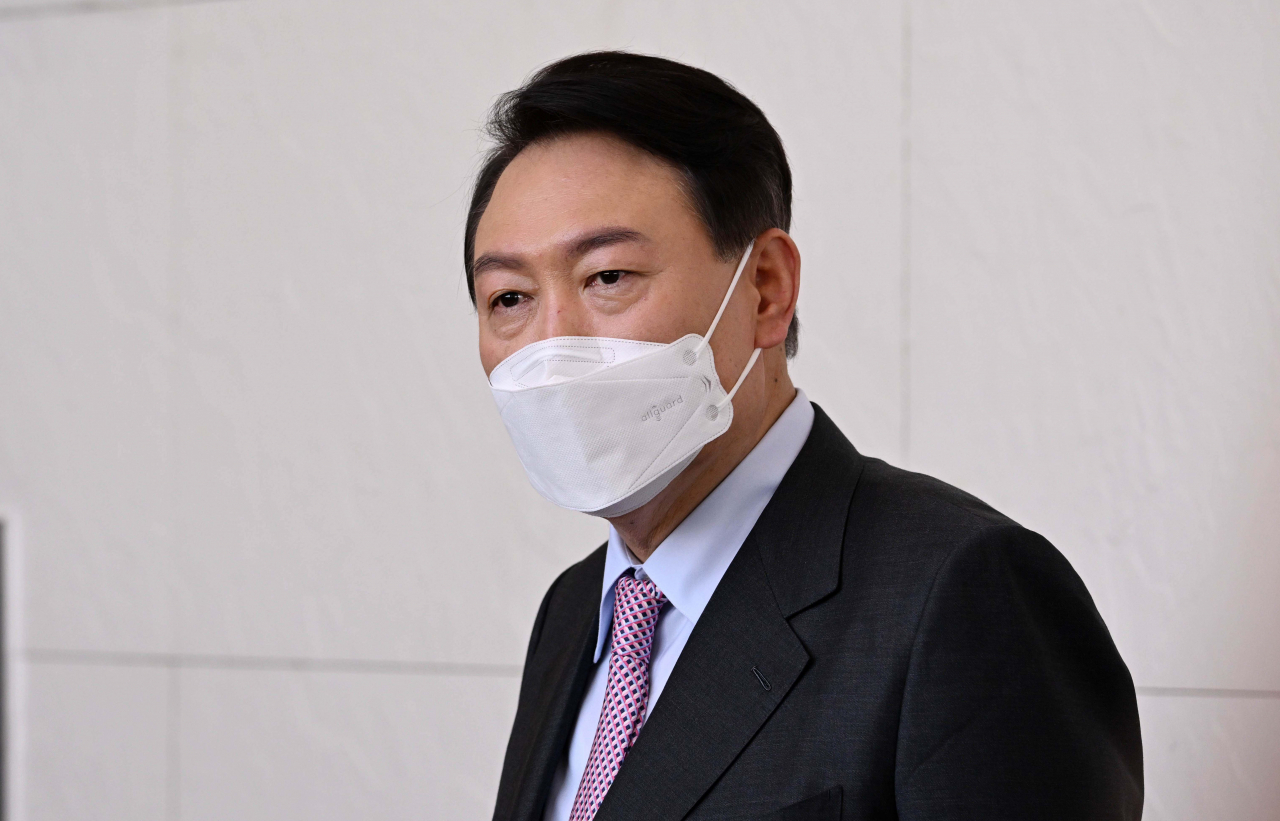 국민의힘 윤석열 대선 후보가 10일 오후 서울 서초구 더 케이 호텔에서 열린 '공정과 국민통합의 대한민국-전북과 함께!' 신년인사회에서 축사를 마치고 나와 취재진의 질문에 답하고 있다. 연합뉴스