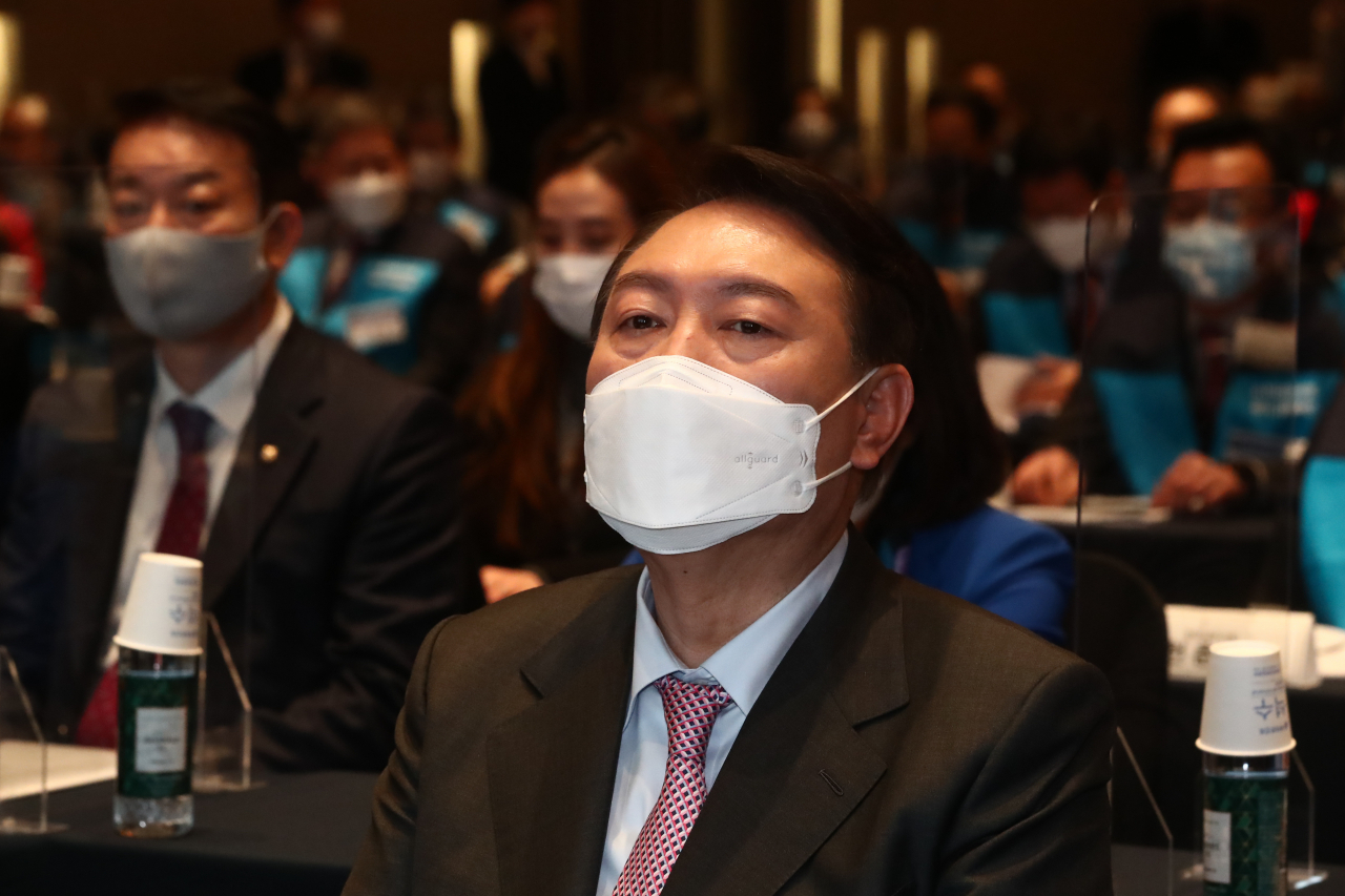 국민의힘 윤석열 대선후보가 10일 오후 서울 서초구 엘타워에서 열린 "공정한 조세, 공정한 나라-세무사들과 함께!" 세무사 드림봉사단 발대식에 참석해 자리에 앉아 있다. [연합]