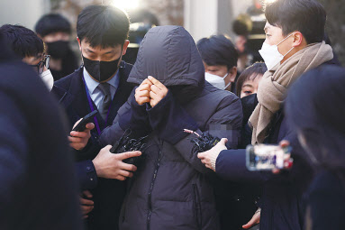 공금 115억원을 횡령한 혐의로 구속된 서울 강동구청 공무원 김모 씨가 지난 3일 오전 서울 광진경찰서 유치장에서 나와 검찰로 송치되고 있다. [연합]