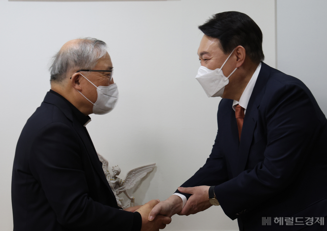 윤석열 국민의힘 대선후보가 11일 오전 서울 종로구 가톨릭대 강성삼관에서 염수정 추기경을 예방하고 있다. [사진=국회사진기자단]