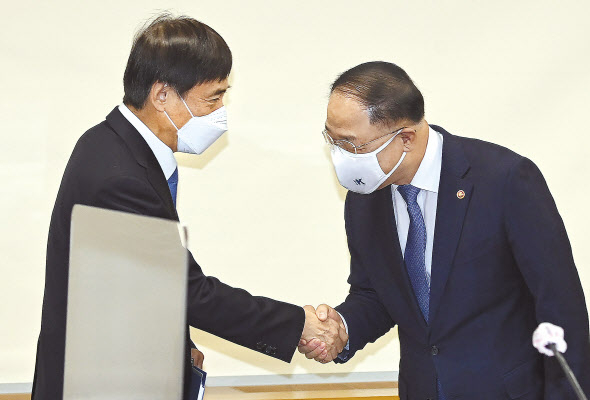 11일 오전 중구 은행회관에서 열린 거시경제금융회의에서 홍남기(오른쪽) 경제부총리 겸 기획재정부 장관과 이주열 한국은행 총재가 인사를 하고 있다. [연합]