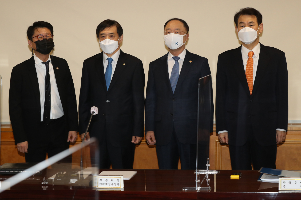 11일 오전 중구 은행회관에서 열린 거시경제금융회의에서 참석자들이 기념촬영을 하고 있다. 오른쪽부터 정은보 금융감독원장, 홍남기 경제부총리 겸 기획재정부 장관, 이주열 한국은행 총재, 도규상 금융위원회 부위원장. [연합]