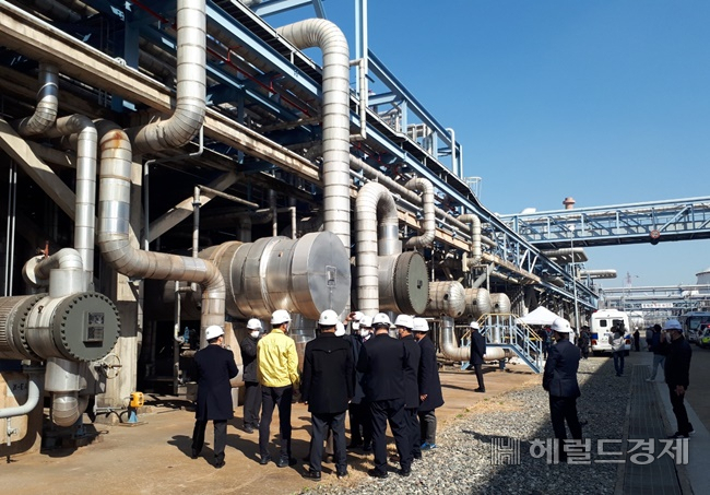 여천NCC 폭발 사고와 관련, 여수시와 시의회 관계자들의 현장을 살펴보고 있다. /박대성 기자.