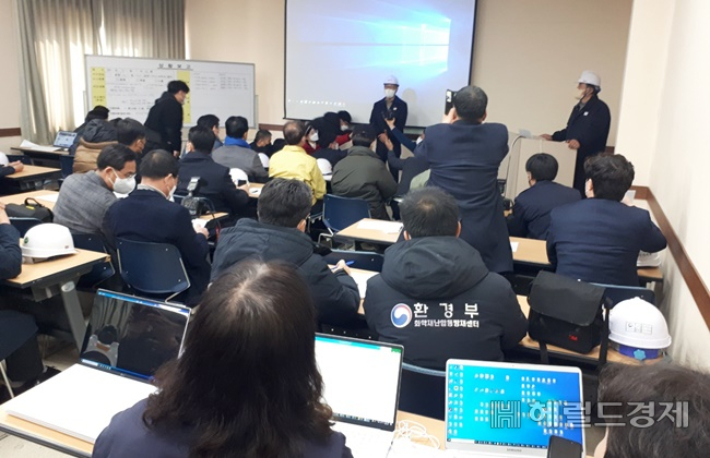 11일 정오 여천NCC 폭발사고가 발생한 제3공장에서 사측이 브리핑을 하고 있다. /박대성 기자.