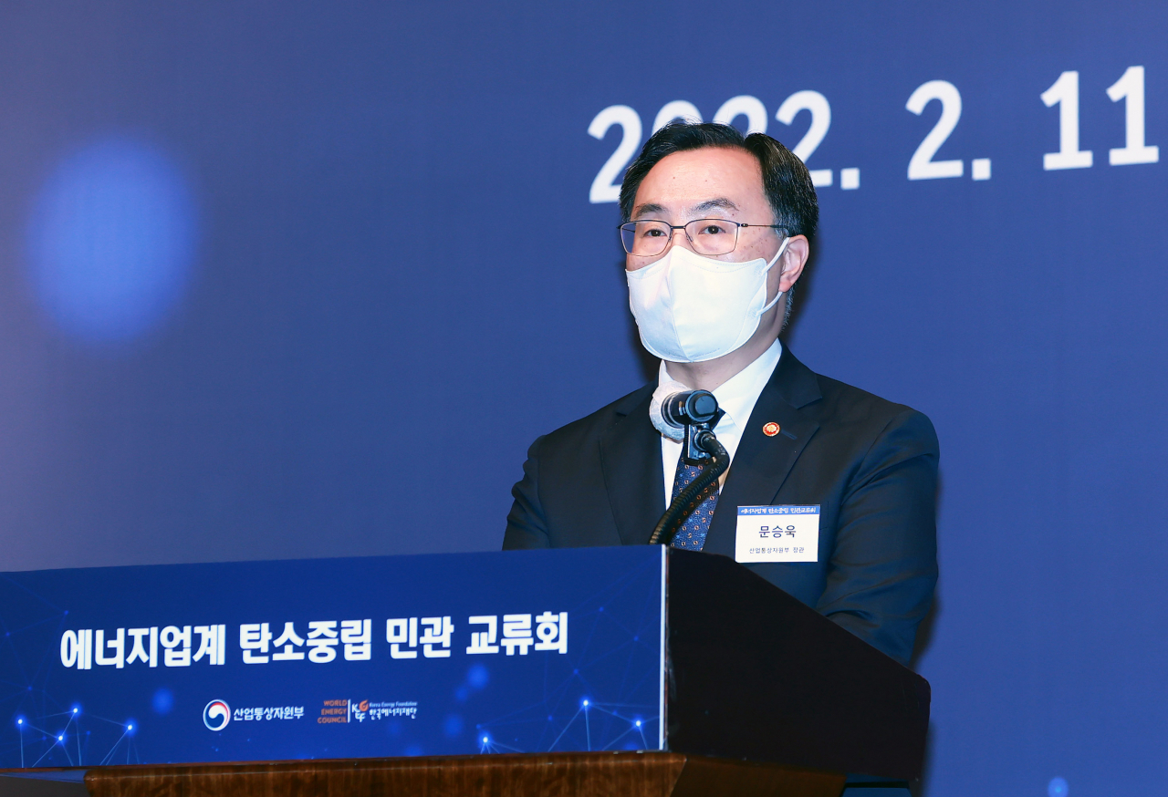 문승욱 산업통상자원부 장관이 11일 서울 중구 웨스틴조선호텔 그랜드볼룸에서 열린 '에너지 업계 탄소중립 민·관 교류회'에서 축사하고 있다. [산업통상자원부 제공]