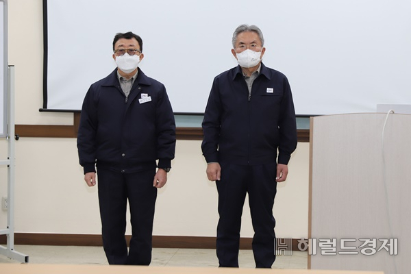 합작법인 여천NCC 김재율(사진 왼쪽)·최금암 공동대표가 11일 오후 5시 폭발사고로 4명이 숨진 제3공장에서 대국민 사과 기자회견을 열고 있다. /박대성 기자.