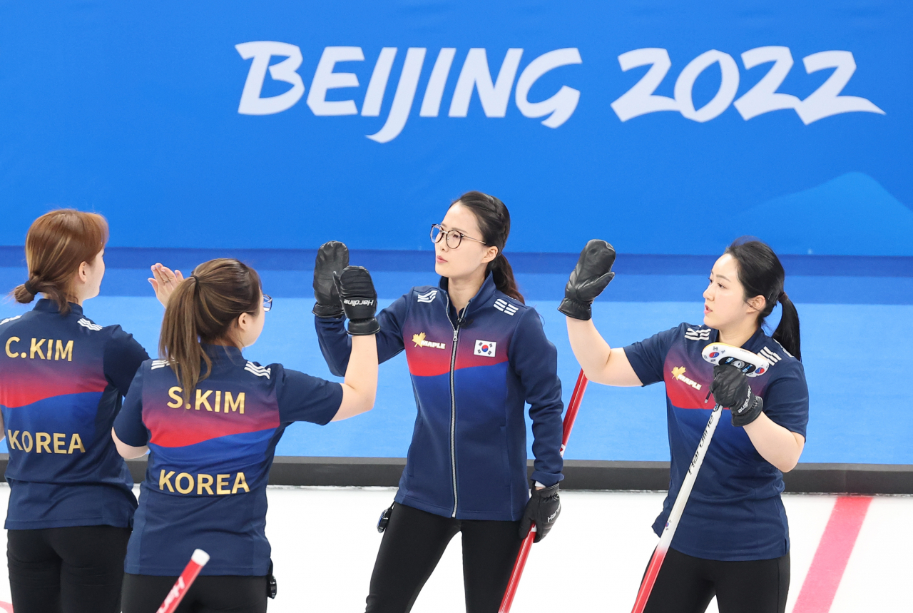 11일 오후 중국 베이징 국립 아쿠아틱 센터에서 열린 2022 베이징 동계올림픽 컬링 여자 단체전 한국과 영국의 경기에서 4앤드 김경애(오른쪽부터), 김은정, 김선영, 김초희가 득점에 성공한 뒤 하이파이브를 하고 있다. 연합뉴스