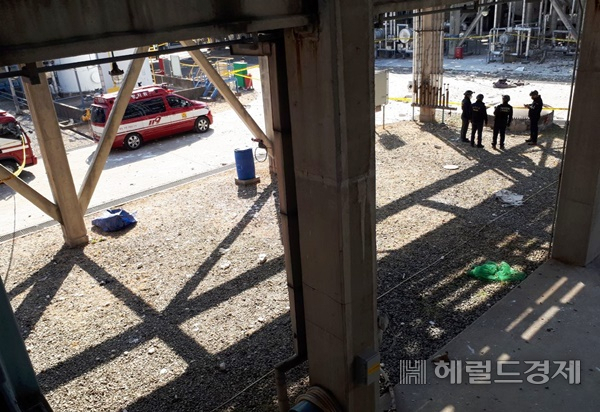 11일 열 교환기 폭발사고로 8명의 사상자가 발생한 여수산단 여천NCC 제3공장 사고 현장 잔해물을 감식반원들이 살펴보고 있다. /박대성 기자.