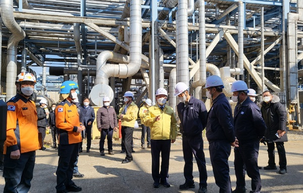 권오봉 여수시장이 11일 여수산단 여천NCC 폭발 사고현장을 방문, 철저한 사고 수습을 당부하고 있다.