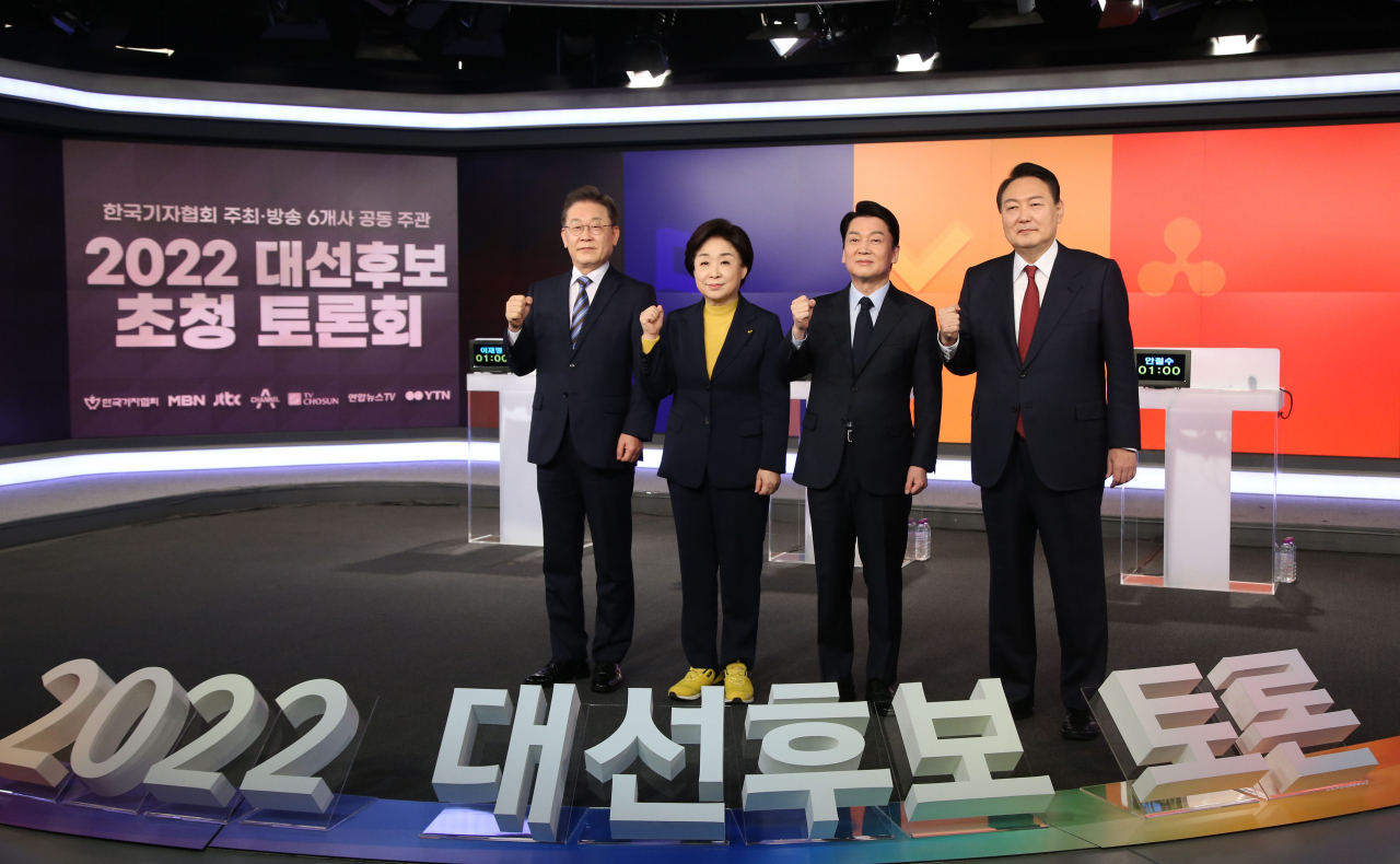 11일 오후 서울 중구 매경미디어센터에서 열린 한국기자협회 주최·방송 6개사 공동 주관 '2022 대선후보 초청 토론'에서 후보들이 기념촬영을 하고 있다. 왼쪽부터 더불어민주당 이재명 후보, 정의당 심상정 후보, 국민의당 안철수 후보, 국민의힘 윤석열 후보. [연합]