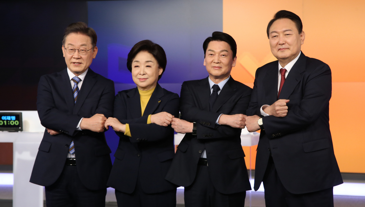 11일 오후 서울 중구 매경미디어센터에서 열린 한국기자협회 주최·방송 6개사 공동 주관 '2022 대선후보 초청 토론'에서 후보들이 기념촬영을 하고 있다. 왼쪽부터 더불어민주당 이재명 후보, 정의당 심상정 후보, 국민의당 안철수 후보, 국민의힘 윤석열 후보. [연합]
