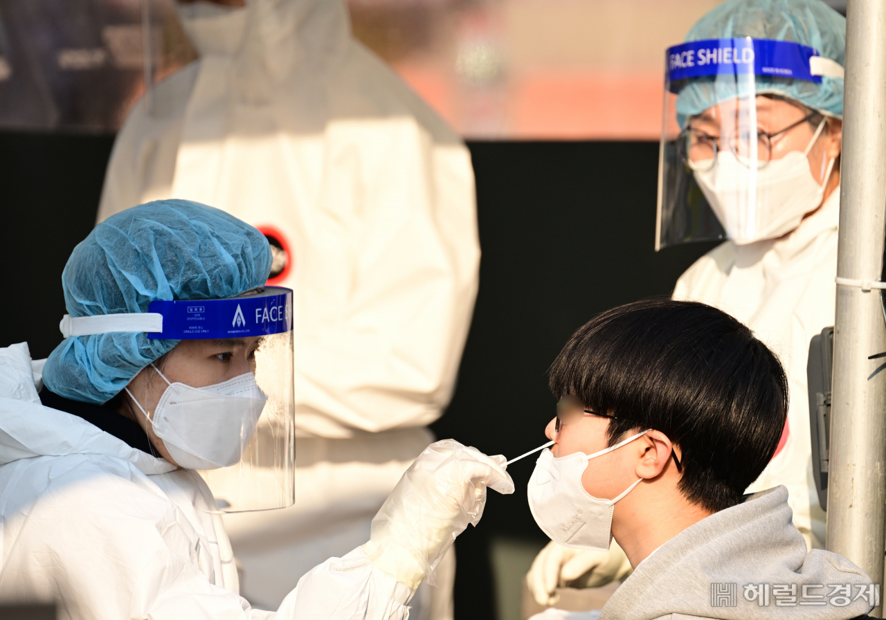 11일 코로나19 신규 확진자 수는 5만3926명으로 집계됐다. 이틀째 5만명대다. 이 날 오전 서울역 광장에 마련된 임시선별진료소에서 시민들이 신속항원검사를 하고 있다. 박해묵 기자
