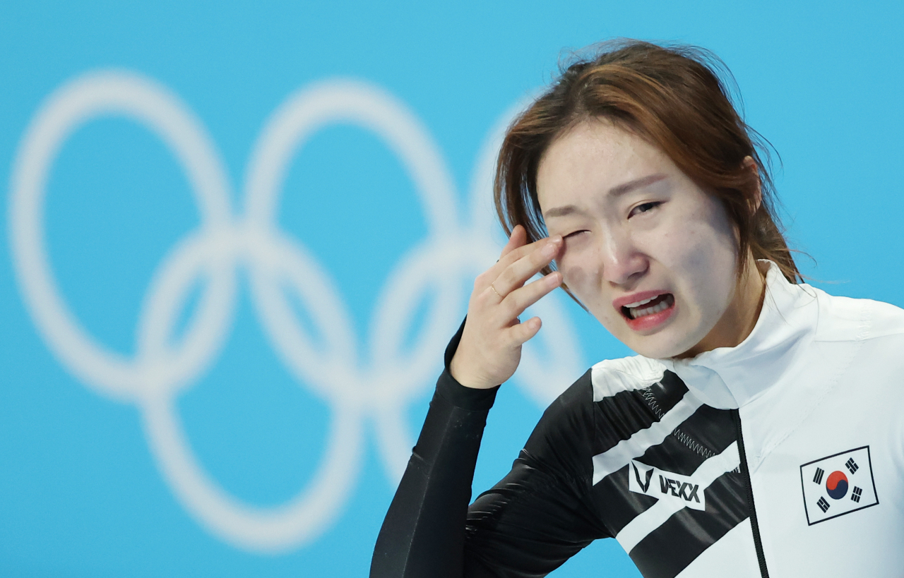최민정이 11일 쇼트트랙 어자 1000m 결승에서 은메달이 확정된 뒤 눈물을 흘리고 있다. [연합]
