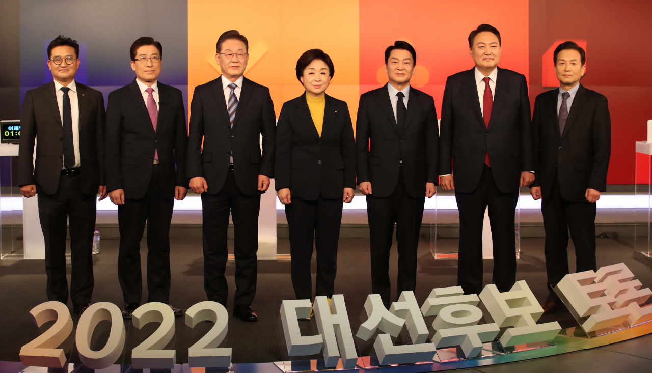 11일 오후 서울 중구 매경미디어센터에서 열린 한국기자협회 주최·방송 6개사 공동 주관 '2022 대선후보 초청 토론' 시작에 앞서 참석자들이 기념촬영을 하고 있다. 왼쪽부터 김동훈 기자협회장, 사회를 맡은 노동일 경희대 교수, 이재명 더불어민주당 대선 후보, 심상정 정의당 대선 후보, 안철수 국민의당 대선 후보, 윤석열 국민의힘 대선 후보, 김종필 한국기자협회 대선토론 기획단장. [연합]