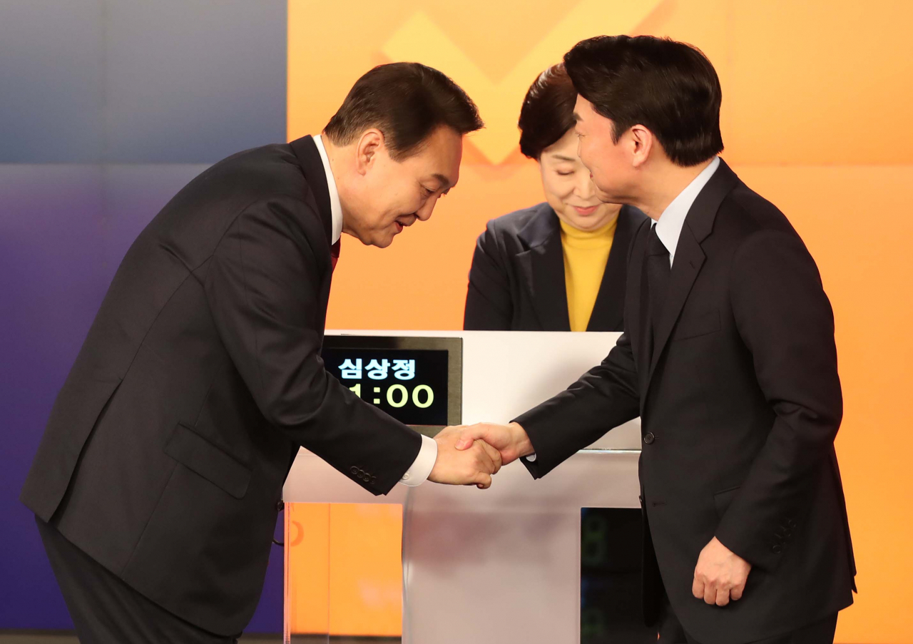 윤석열 국민의힘 대선후보(왼쪽)와 안철수 국민의당 대선후보가 11일 오후 서울 중구 매경미디어센터에서 열린 한국기자협회 주최 방송 6개사 공동 주관 2022 대선후보 초청 토론회 시작에 앞서 인사하고 있다. [연합]