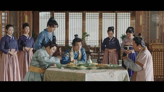 2020년 중국 온라인동영상서비스(OTT) 아이치이에서 방영한 사극 ‘소주차만행(少主且慢行)’에서 시녀 역할 배우들이 한복을 입고 있다. [헤럴드경제DB]