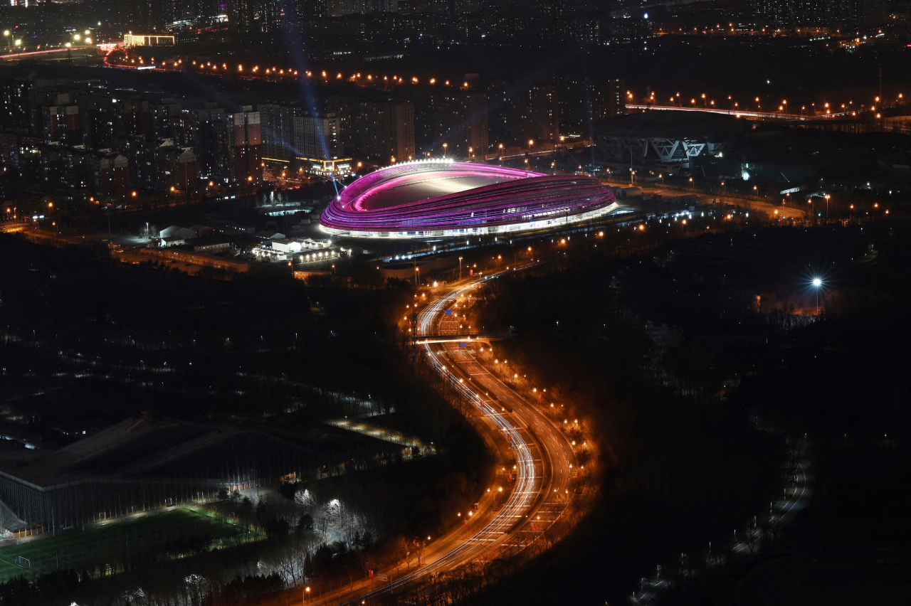 2022 베이징(北京) 동계올림픽에서 스피드스케이팅 종목이 열리고 있는 국립 스피드스케이팅경기장(아이스 리본, Ice Ribbon)의 모습. 2020년 완공된 이 경기장은 2017년 당시 건설에 1억8660만달러(약 2239억원)가 투입된 것으로 추산된다. [AFP]