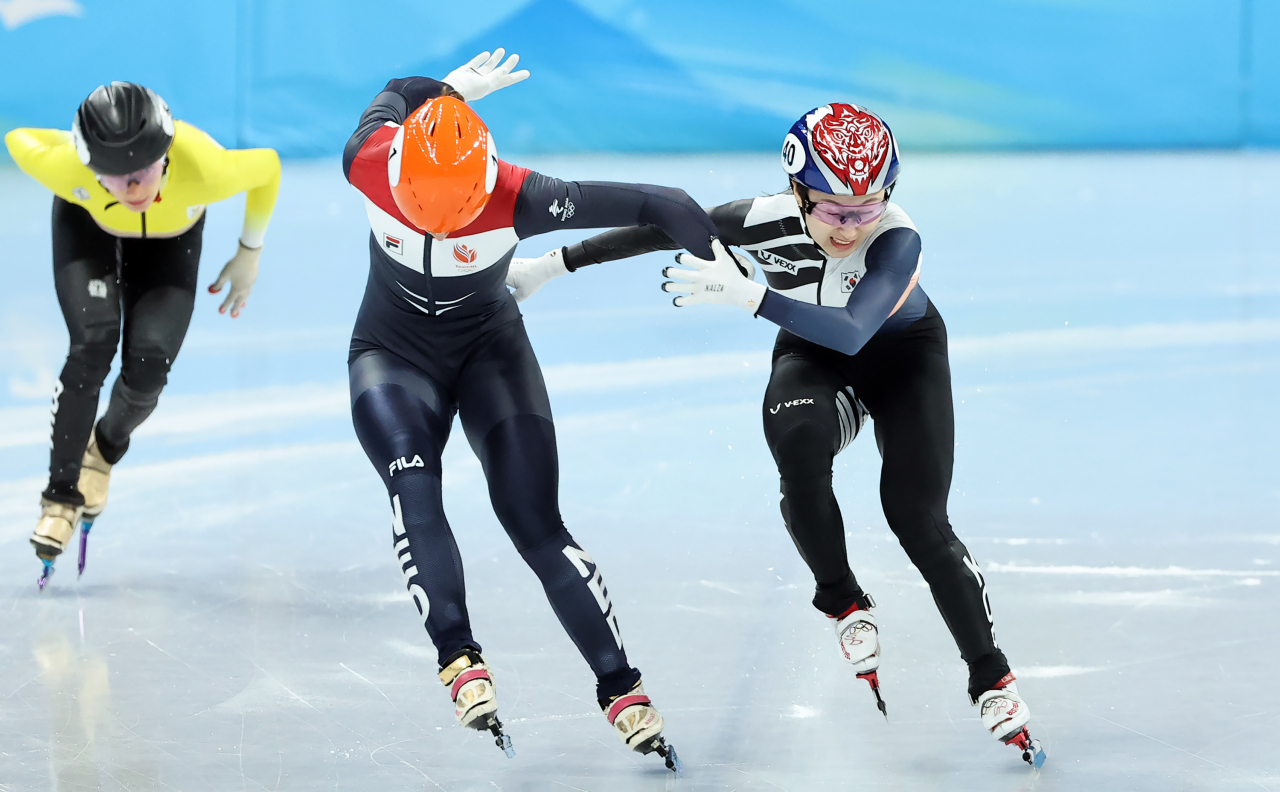최민정이 쇼트트랙 여자 1000m 결승에서 쉬자너 스휠팅에 이어 2위로 결승선을 통과하고 있다. [연합]