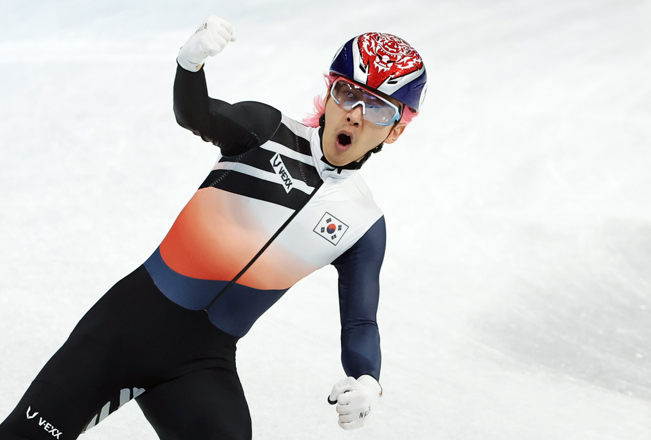 곽윤기가 11일 쇼트트랙 남자 5000m 계주 준결승에서 1위로 결승선을 통과하며 포효하고 있다. [연합]